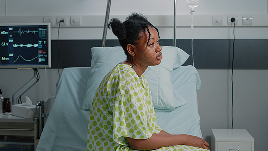 美洲病人坐在医院病房床上的肖像监视器房间速度保健男人治疗管子治愈情况医生图片