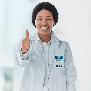 有些英雄穿着白色外套 年轻医生的肖像在医院露出拇指 他穿的是白色大衣图片