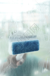 近身的人手打扫窗玻璃消毒剂解决方案疾病治疗液体预防台面浴室办公室卫生图片