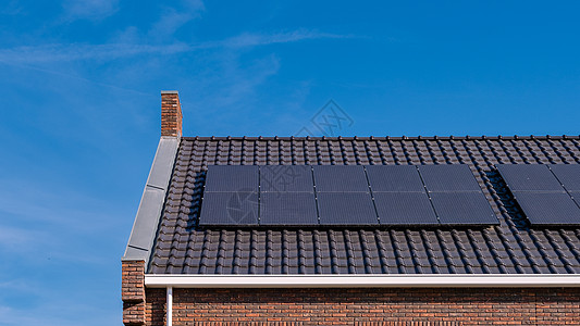 新建房屋 在屋顶上安装太阳能电池板 以遮阳天空集电极城市建筑细胞街道太阳环境邻里经济电气图片