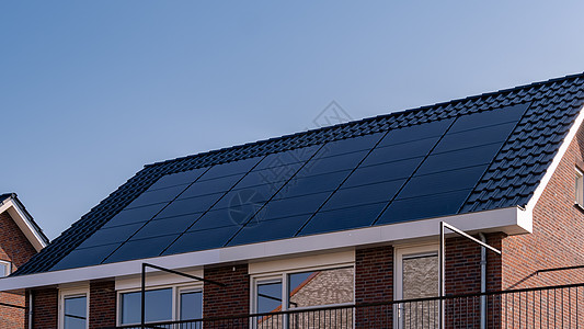 新建房屋 在屋顶上安装太阳能电池板 以遮阳天空太阳能板房子控制板细胞活力经济集电极环境生态光伏图片