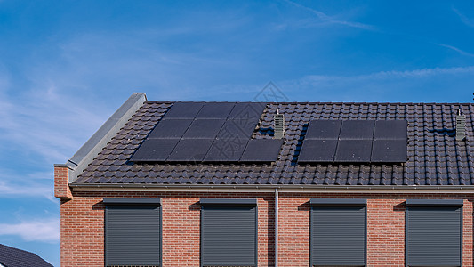 新建房屋 在屋顶上安装太阳能电池板 以遮阳天空技术经济电气城市太阳细胞住宅集电极住房房子图片