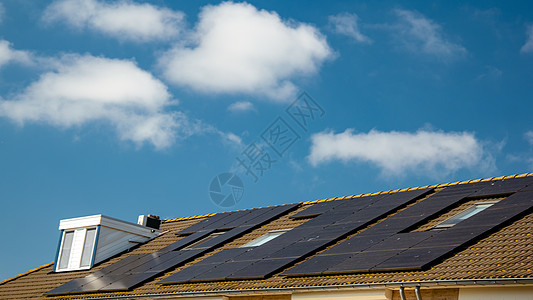 新建房屋 在屋顶上安装太阳能电池板 以遮阳天空城市街道电气控制板环境光伏力量房子财产太阳能图片