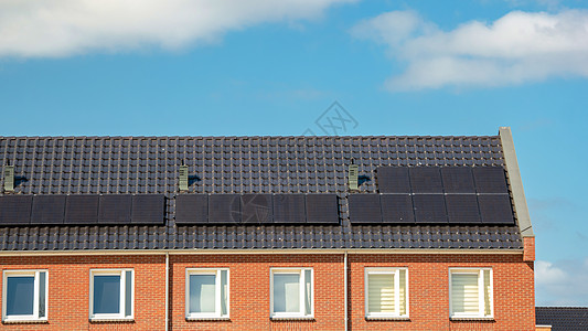 新建房屋 在屋顶上安装太阳能电池板 以遮阳天空邻里房子电气街道力量财产太阳能技术细胞太阳能板图片