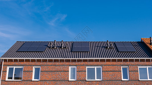 新建房屋 在屋顶上安装太阳能电池板 以遮阳天空活力住房财产生态太阳能板控制板太阳能电气城市太阳图片