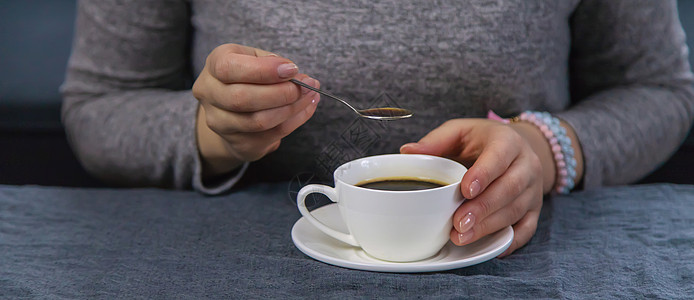 女士在桌子上喝咖啡 有选择的专注技术餐厅牛奶食物肉桂女性早餐杯子艺术商业图片