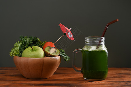 玻璃中新鲜的绿色冰淇淋 配有木制桌上的成分 脱毒健康饮料概念图片