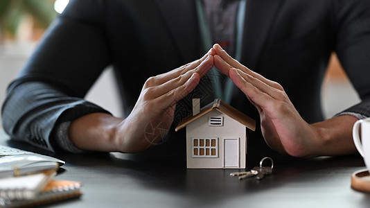地产代理人移交用于保护和照料的房屋模式 财产保险概念 不动产保险法图片