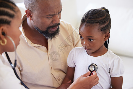 非洲裔美国女儿科医生在拜访父亲时用听诊器检查生病的女孩 医生在医院检查期间检查心脏和肺部 接受医疗的生病或悲伤的女孩图片