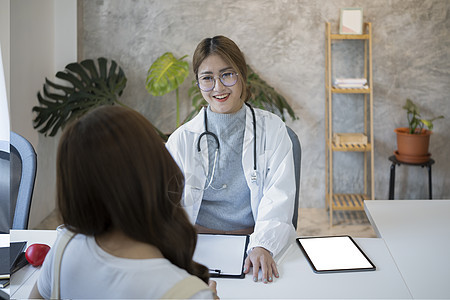 亚洲女医生解释 与病人讨论体检结果图片