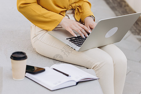 使用笔记本电脑键盘打字的商务女性专业用户员工的女性手特写坐在办公室外面 使用 PC 软件应用技术概念在线工作图片