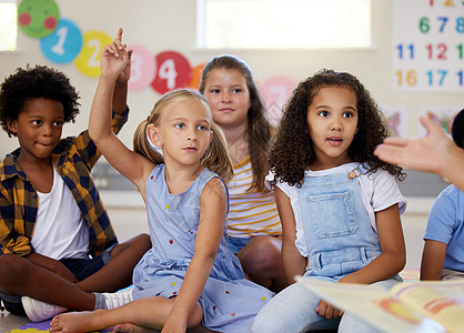 我们从阅读中学到很多东西 小孩子在课堂上举起手来的照片图片