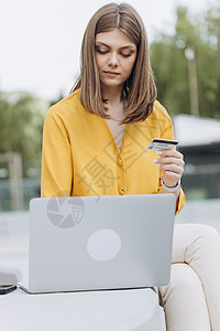 白人女性使用数字移动设备持有信用卡并在线购买 网上购物 将银行卡号键入智能手机的女性手图片