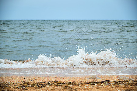 阳光明媚的白天 海水的波浪图片