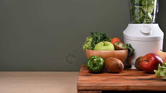 新鲜蔬菜和水果 木制桌上配有现代搅拌机 健康食品概念图片