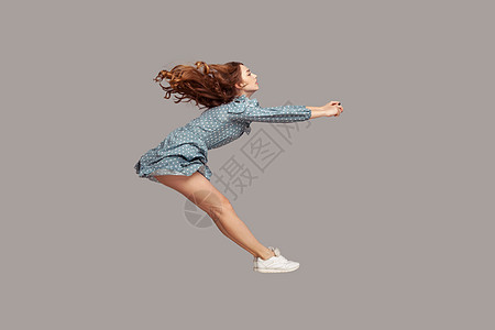 侧视女孩以全速加速冲浪 快速驾驶 在空中飘浮 模型飞得很快裙子黑发背景重力风暴飞行悬浮速度自由空气图片