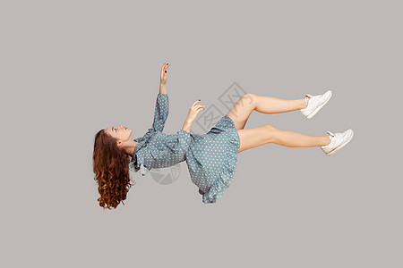 在空中漂浮 穿着古老的摇篮礼服的放松女孩 保持闭着眼睛 睡在空中飞行时睡觉自由想像力背景重力裙子悬浮空气运动女士魔法图片