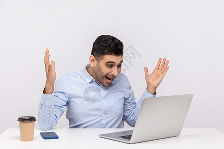 坐在办公室和工作着的情感男人屏幕震惊胜利大眼睛商业成功职场互联网展示电脑图片