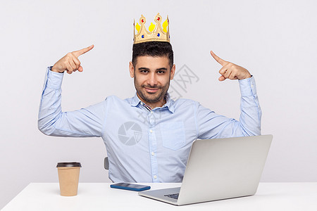 坐在办公室和工作着的情感男人员工国王力量地位控制领导者优胜者权威性职场商业图片