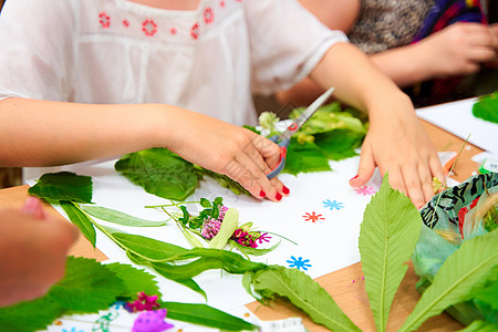 行为艺术孩子们用鲜花做小菜的成分植物学手工叶子花园手工业艺术花束女士风格作品背景