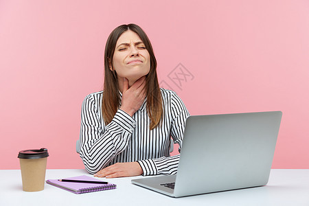 有情感的年轻女性 坐在办公室工作 有粉红色背景痛苦疾病商业甲状腺保健伤害流感症状黑发脖子图片