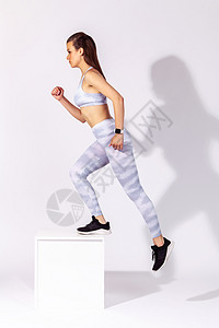 白人背景的年轻女子的室内运动立方体护理女士保健二头肌紧身衣腹肌福利练习体操图片