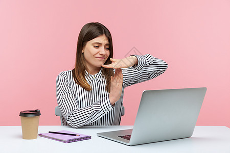有情感的年轻女性 坐在办公室工作 有粉红色背景视频女士警告商业电脑手势笔记本经理黑发电话图片