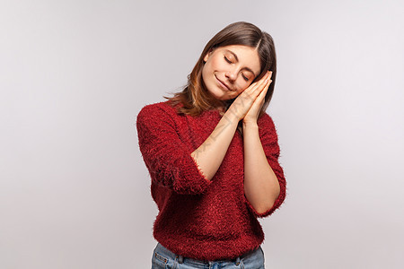 年青的情感女性 在灰色背景福利女士睡眠午睡寝具时间就寝枕头活力黑发图片