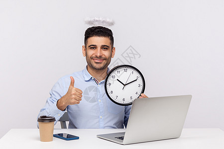 坐在办公室和工作着的情感男人商业成功职场自由职业者手表日程时间守时警告经理图片