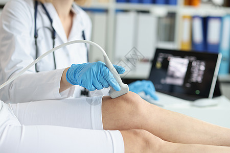 矫形医生对诊所的住院膝盖进行超声波检查图片