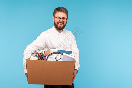情感商务人士在蓝背景的笔记本电脑上工作招聘员工办公室盒子商业男性职业菜鸟开箱实习生图片