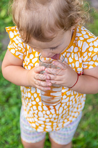 小孩喝杯水 有选择的专注女孩女性饮料婴儿食物居住童年乡村标签生活图片