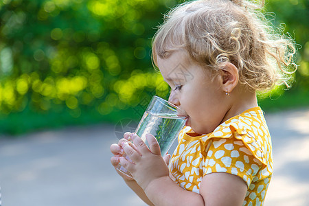 小孩喝杯水 有选择的专注婴儿生活快乐女孩饮料居住食物女性童年标签图片