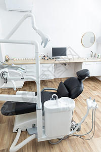 白色的现代牙科柜 不同的牙科设备 椅子 灯 钻床 概念牙科治疗工具牙齿治疗牙医工作保健诊所内阁办公室单元图片