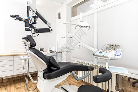 白色的现代牙科柜 不同的牙科设备 椅子 灯 钻床 概念牙科治疗治疗家具工作单元外科技术内阁显微镜口腔科工具图片