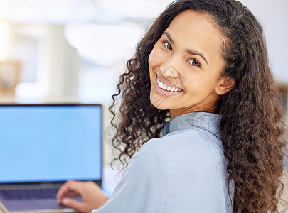 互联网是灵感的伟大源泉 一个年轻商业女商务人士在办公室用笔记本电脑工作的肖像图片