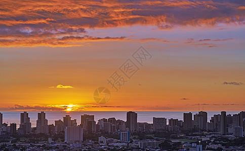 一个火热的红色日落城市景观和海滩与夕阳的天空在晚上 鸟瞰城市和色彩缤纷的天空 夜间背景云彩 夏日日出 城市美景图片