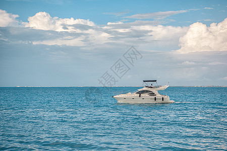 加勒比海的白色游艇航行 天空充满云雾娱乐潜水巡航海浪帆船太阳海景场景地平线血管图片