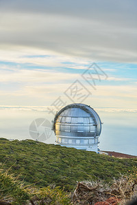 西班牙拉帕尔马天文台圆顶的风景 科学基础设施的景观或在蓝天的映衬下与国外或海外的云彩和复制空间地球公园世界蓝色创新天空建筑学天文图片