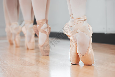 芭蕾舞演员可能让它看起来很容易 但我们都知道它绝非如此 一组芭蕾舞演员穿着足尖鞋练习套路的镜头图片