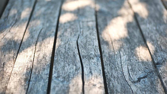 一个古老的木桌 在夏日花园里 阳光灿烂果汁食物海滩桌子水果广告花园乡村地面木板图片