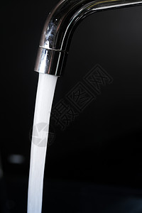 以含流水的泉水 为沸水而封闭其中浴室液体合金卫生龙头宏观图片