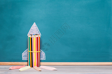 在黑板上用蜡笔制造的火箭图片