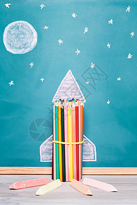 火箭用蜡笔制成 在黑板上抽取大学草图成就家庭作业科学学习成功涂鸦工具桌子图片