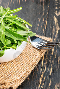 碗里新鲜的香水调味品金属健康草本植物营养叶子蔬菜桌子植物麻布图片