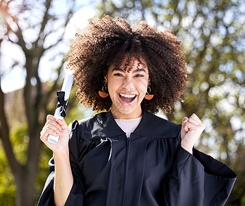 充满潜力的光辉 一个年轻女子在毕业日欢呼的肖像图片