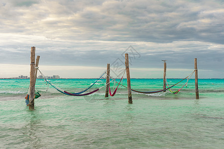 在加勒比海 墨西哥 Hammocks挂在柱子上假期海洋旅游吊床可可海滩太阳旅行海岸海岸线图片