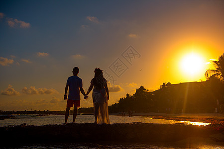 男女在背景下的休眠月光片女士旅行墙纸假期支撑夫妻拥抱阳光浪漫日落图片