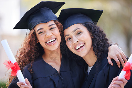 你无疑知道自己是因伟大的事物而生的 在毕业日 有两位年轻女子持有毕业证书 其肖像就是她们背景图片