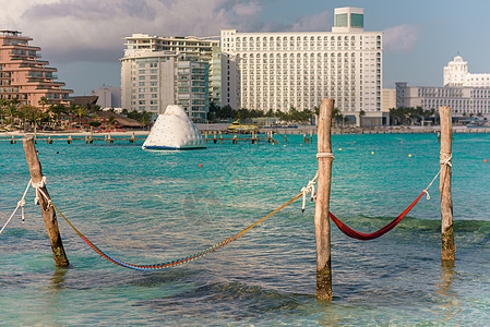 在加勒比海 墨西哥 Hammocks挂在柱子上晴天可可孤独太阳旅行别墅海景风景热带蓝色图片